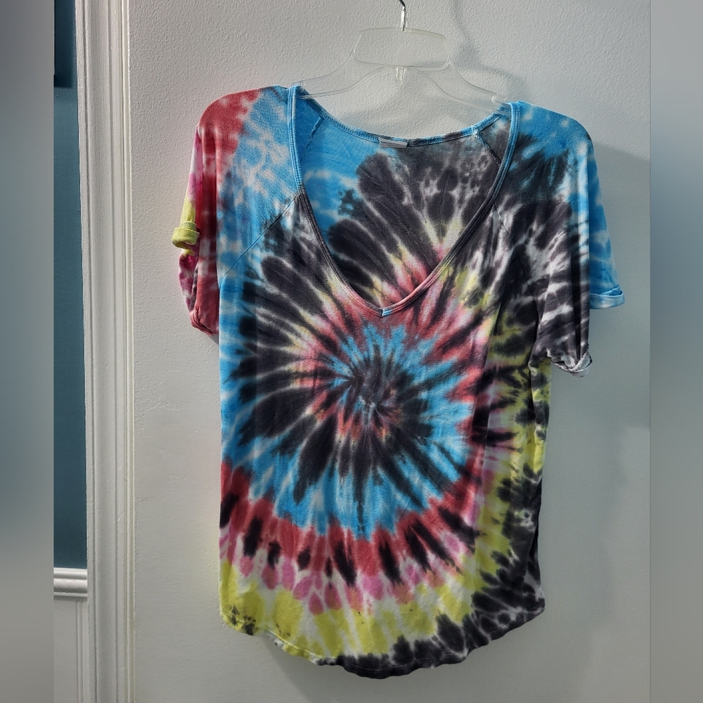 No Boundaries Blue, Yellow, Black and Red Short Sleeve Relaxed T-Shirt